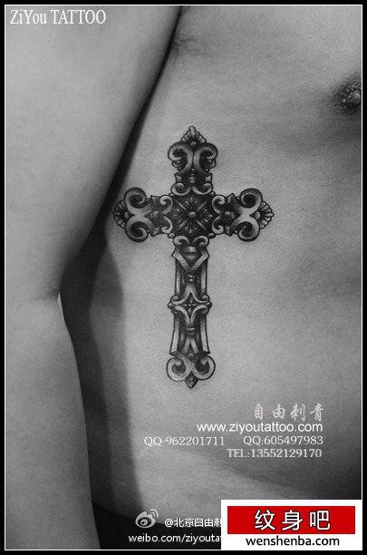 侧腰精致时髦的一张十字架纹身