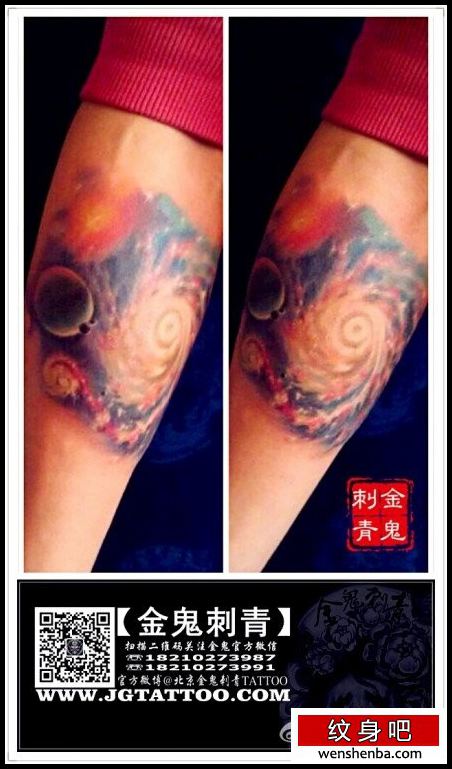 手臂精致绚丽的彩色星空纹身