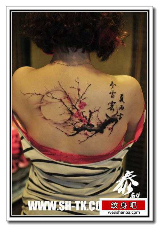 女人后背个性的梅花纹身