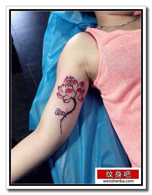 女人手臂内侧时髦的莲花纹身