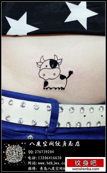 靓女腹部可爱的卡通小牛纹身