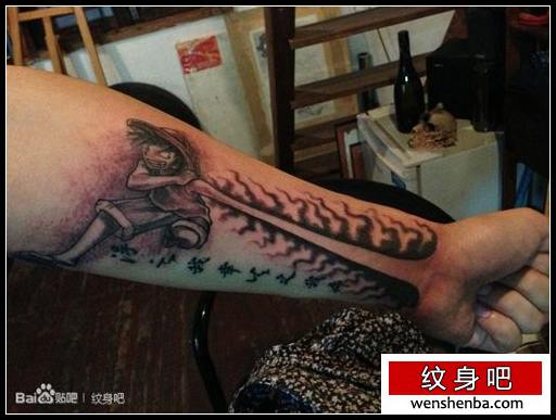 个性时髦的一张海贼王路飞纹身