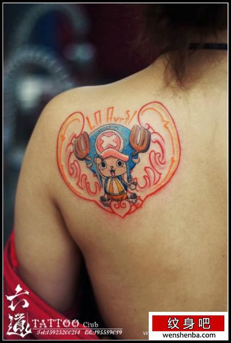 女人肩背可爱个性的乔巴纹身