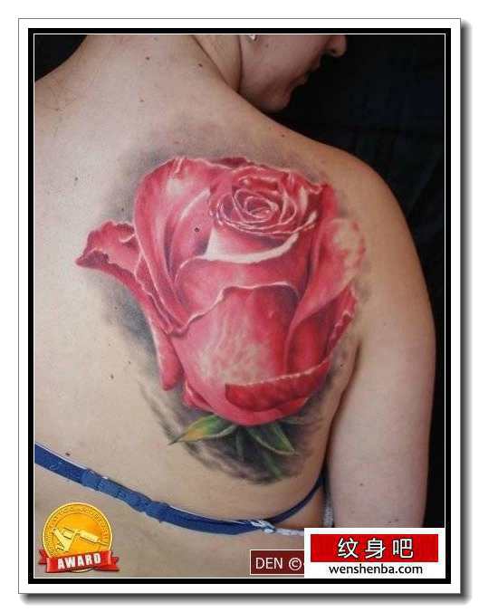 靓女肩背漂亮时髦的玫瑰花纹身