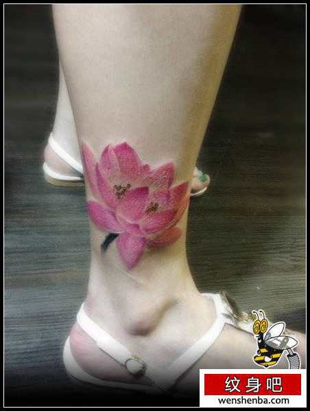 女人腿部好看精致的彩色莲花纹身