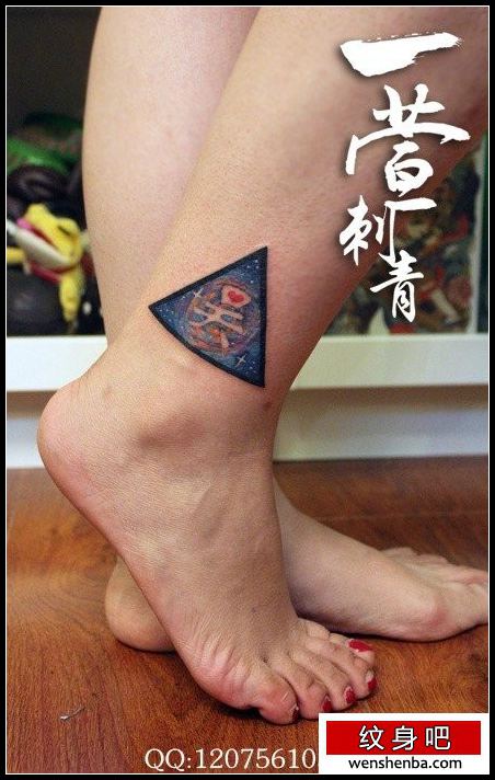 腿部精致个性的三角星空纹身