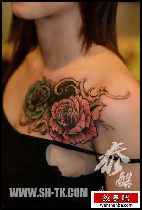 女人胸前一枚玫瑰花纹身