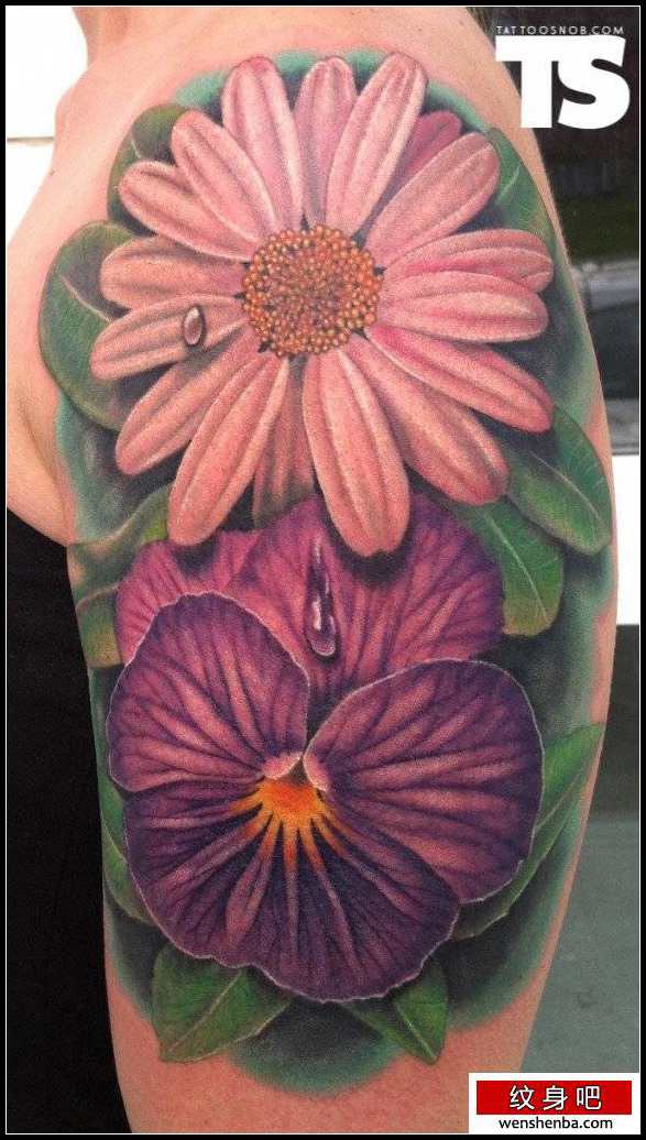 大臂上一枚鲜艳的菊花纹身