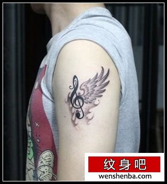 男性手臂翅膀与音符纹身