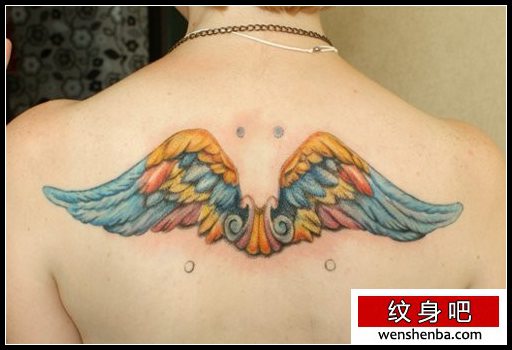 靓女背部好看的彩色翅膀纹身