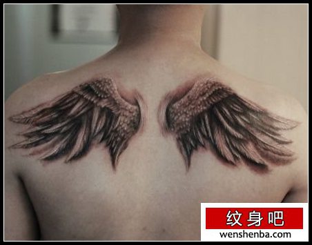 背部一对黑白写实的翅膀纹身