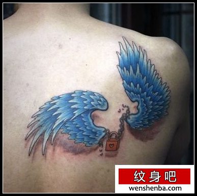 男性肩背一张彩色翅膀纹身