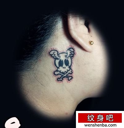 女人脖子处图腾小骷髅纹身