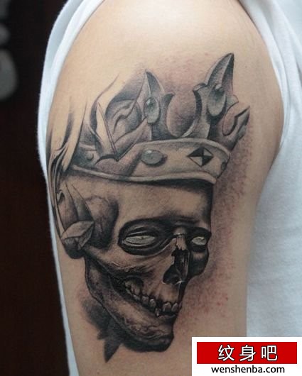 手臂一张带皇冠的骷髅纹身