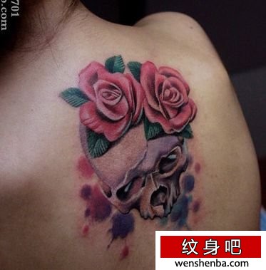女人背部精致的一张骷髅玫瑰花纹身