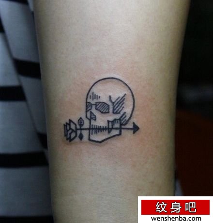 手臂一张简洁的线条骷髅纹身