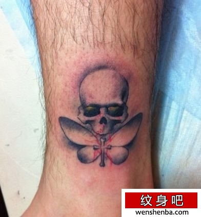 男性腿部一张骷髅纹身