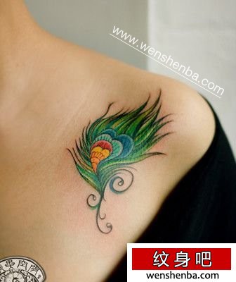 女人肩膀处彩色羽毛纹身