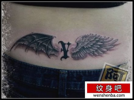 比较前卫的腰部天使与恶魔翅膀纹身