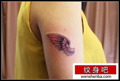 女人手臂可爱的翅膀纹身