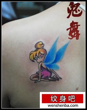 女人肩背一张彩色小精灵纹身