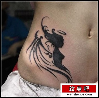 女人腹部好看的图腾天使纹身