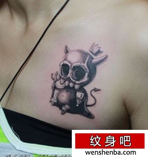 女人胸部一张骷髅恶魔纹身