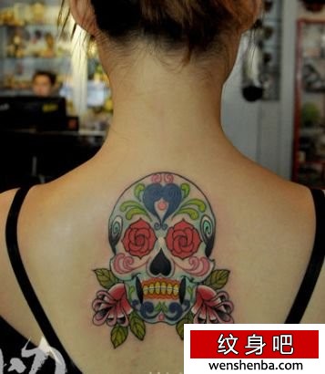靓女背部时髦的欧美风格骷髅纹身