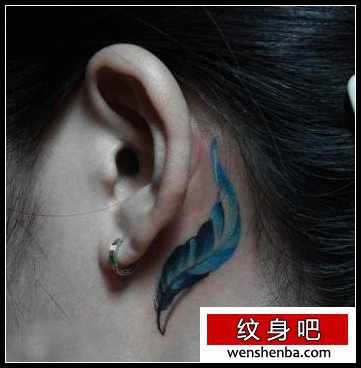 女人耳部好看的彩色羽毛纹身