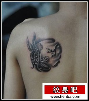 男性肩背一张小精灵纹身