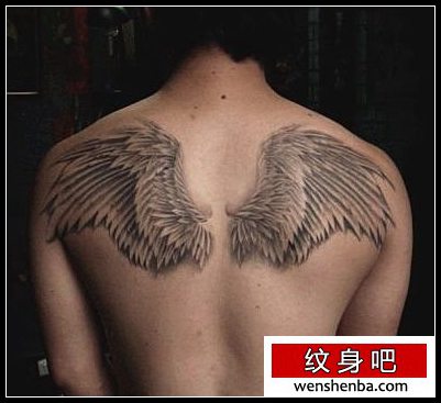 男性背部天使的翅膀纹身