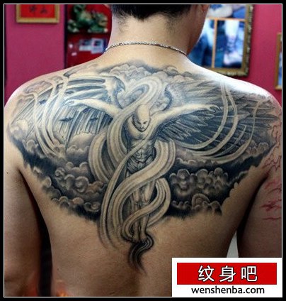 男孩子背部权威的守护天使纹身