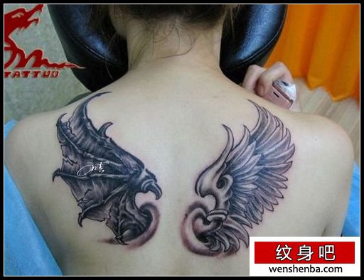 女人背部天使与恶魔的翅膀纹身
