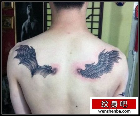 男性背部一对天使与恶魔的翅膀纹身