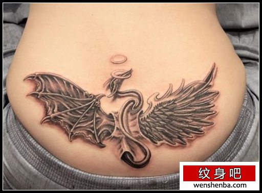 靓女腰部一对天使与恶魔的翅膀纹身