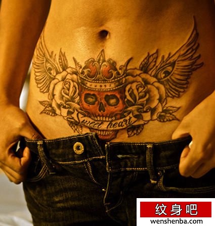 靓女腹部时髦的戴皇冠的骷髅纹身