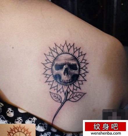 女人背部一张权威的骷髅纹身