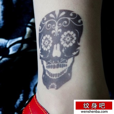 女人腿部漂亮的图腾骷髅纹身