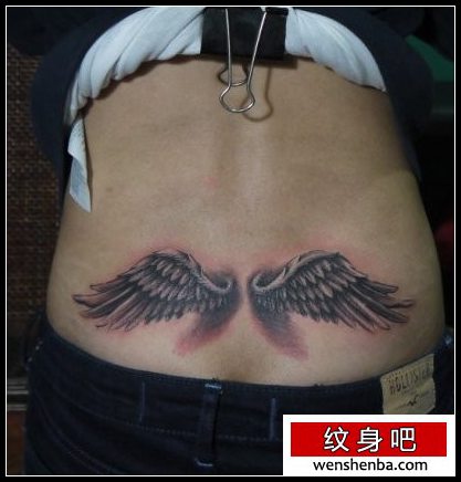 女人腰部好看的黑白翅膀纹身