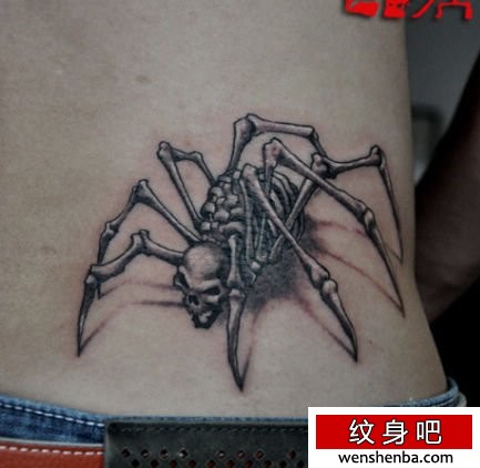 腰部一张骷髅蜘蛛纹身
