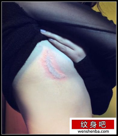 靓女胸部一张白色羽毛纹身