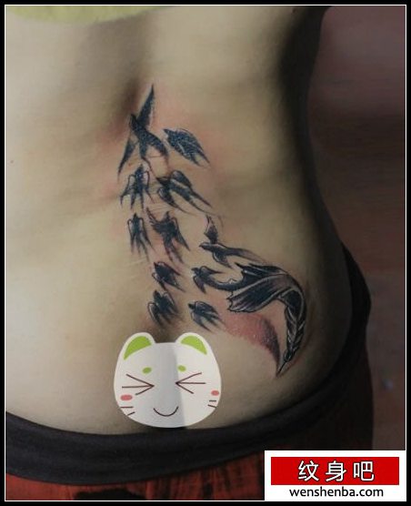 女人腰部羽毛化燕子纹身