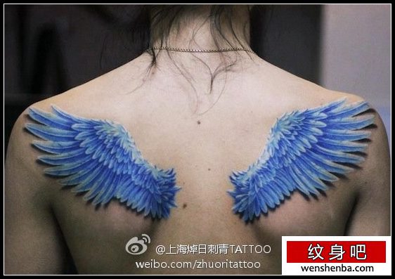 女人背部漂亮的彩色翅膀纹身