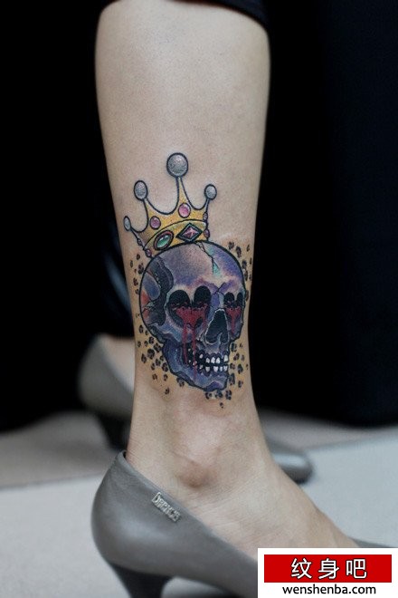 女人腿部好看的彩色骷髅与皇冠纹身