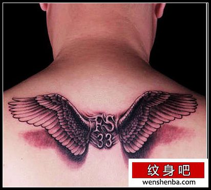 后背翅膀字母纹身