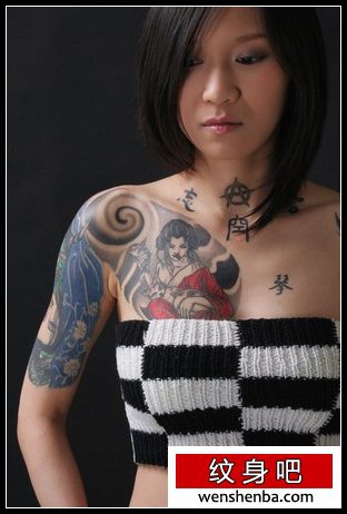靓女半胛纹身
