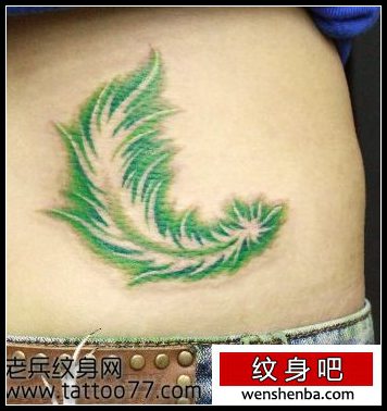 时髦的腰部彩色羽毛纹身