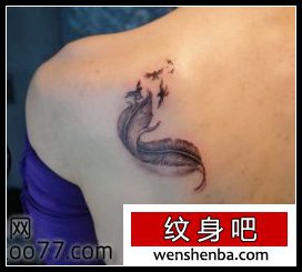 的肩部羽毛小鸟纹身
