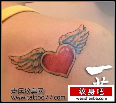 靓女肩部爱心翅膀纹身