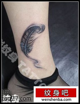 靓女腿部权威的羽毛纹身